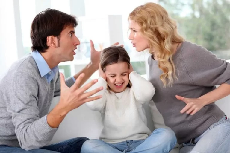 What is family bullying? Causes and consequences