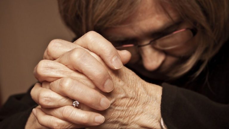 Discover how to perform a prayer requesting God for comfort and strength