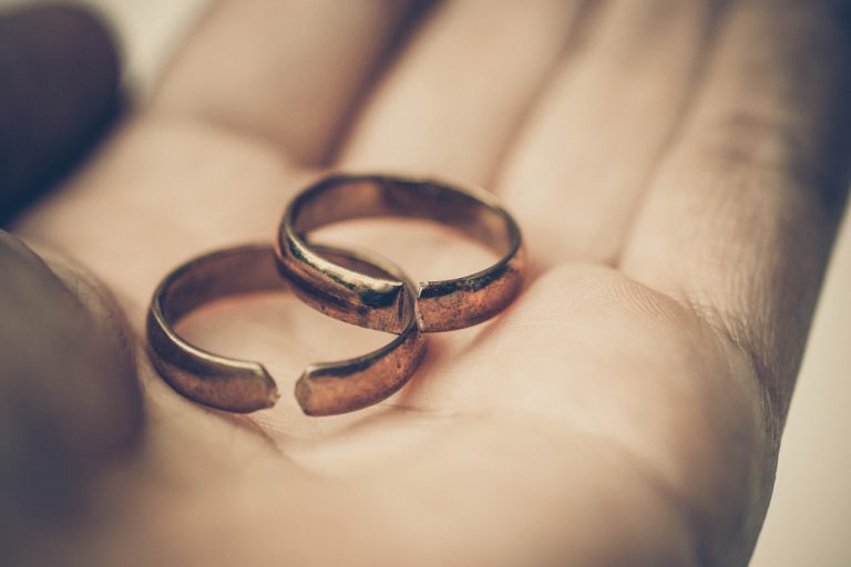 What Does It Mean When the Wedding Ring Breaks?
